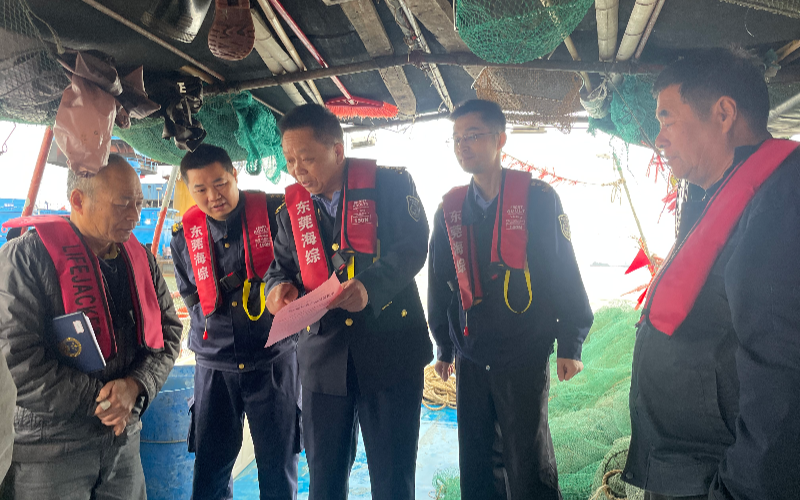 以“海洋蓝”守护“春节红” 市海洋综合执法队伍春节期间为渔民群众保驾护航