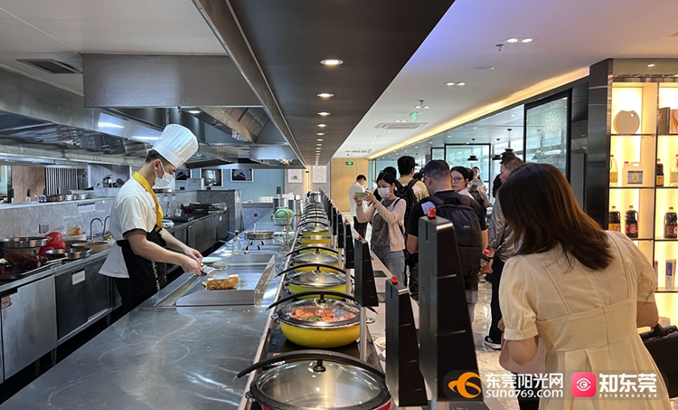 “美味生活·东莞造”亮相食博会·预博会，预制菜、炒菜机大放异彩