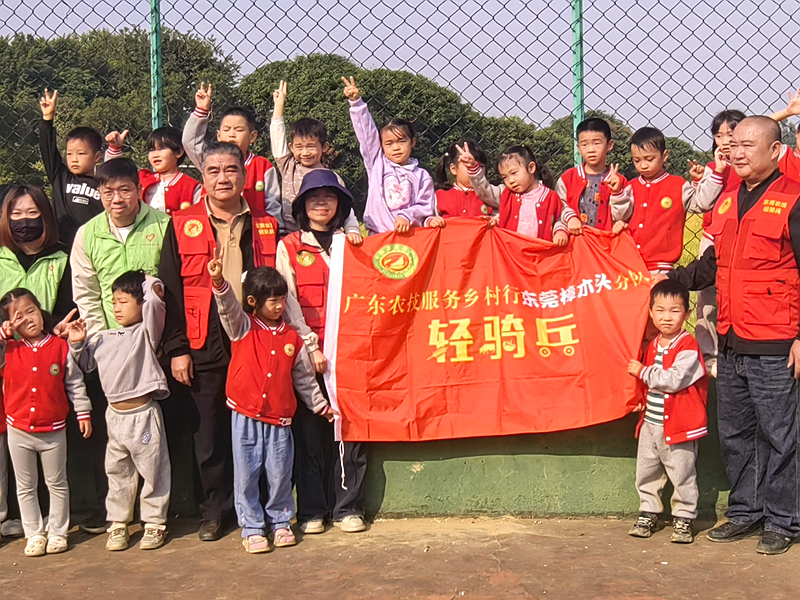 樟木头：农技“轻骑兵”携手学生 共同感受稻花香