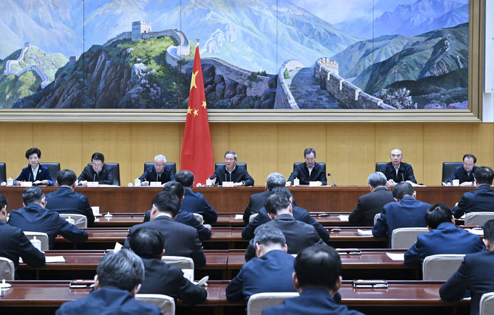李强主持召开国务院第八次全体会议 深入学习贯彻习近平总书记在全国两会期间的重要讲话精神 对落实国务院2025年重点工作进行部署