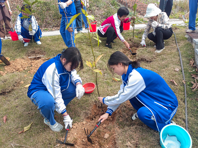 携手添新绿，共绘生态美–市农科中心与市经济贸易学校联合开展植树活动