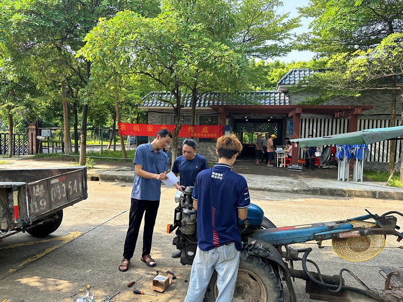 2024年东坑镇集中推进拖拉机年检年审工作